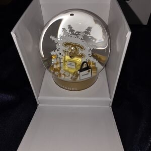 Chanel #5 Snow Globe with Perfume Miniatures. Limited Edition. 2024